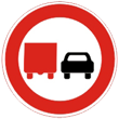 Дорожный знак 3.22 «Обгон грузовым автомобилям запрещен»
